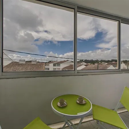 Pour 4 Adultes Et 2 Enfants, 500m De La