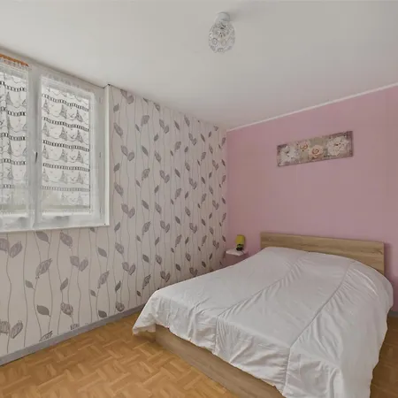 Pour 4 Adultes Et 2 Enfants, 500m De La